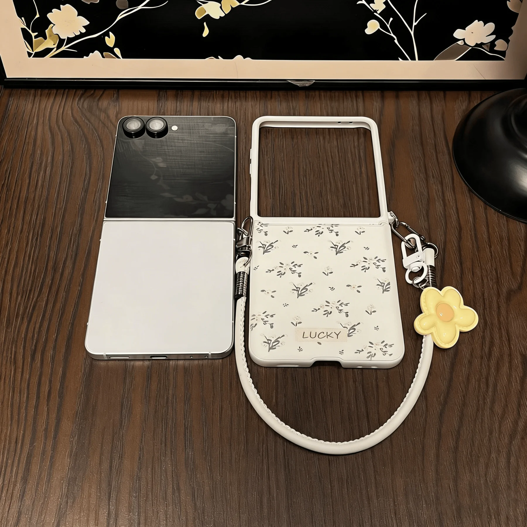 Korean Cute Fresh Green Leaves & White Flower Leather Rope Phone Case - Stylish Cover
