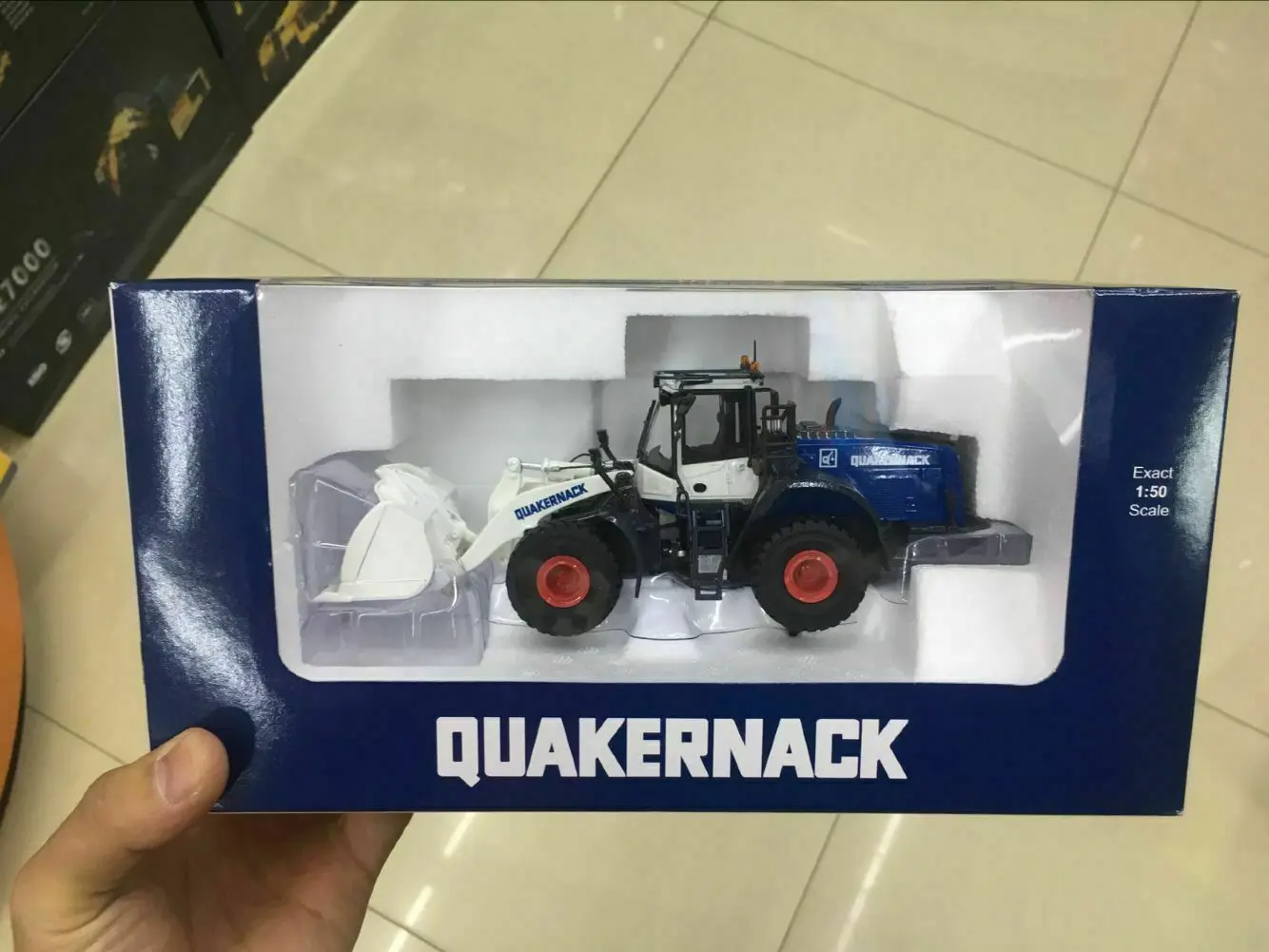 UH8116 Quakernack Wheel Loader 1/50 Scale Die-Cast Model New in Original Box