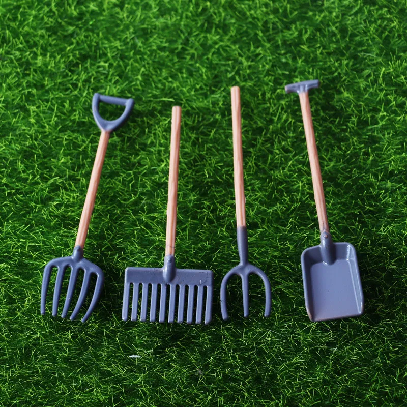 Set Di 4 Attrezzi Da Giardino In Miniatura Scala 1:12 Per Casa Delle Bambole – Pala, Zappa E Forcone Con Finitura Arrugginita