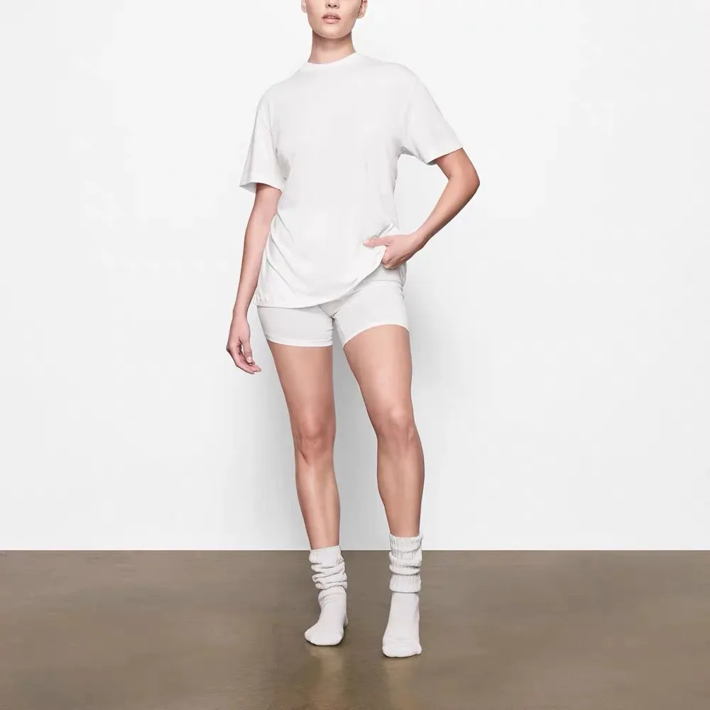

Kardashian skims loose half-sleeved T-shirt top BOYFRIEND