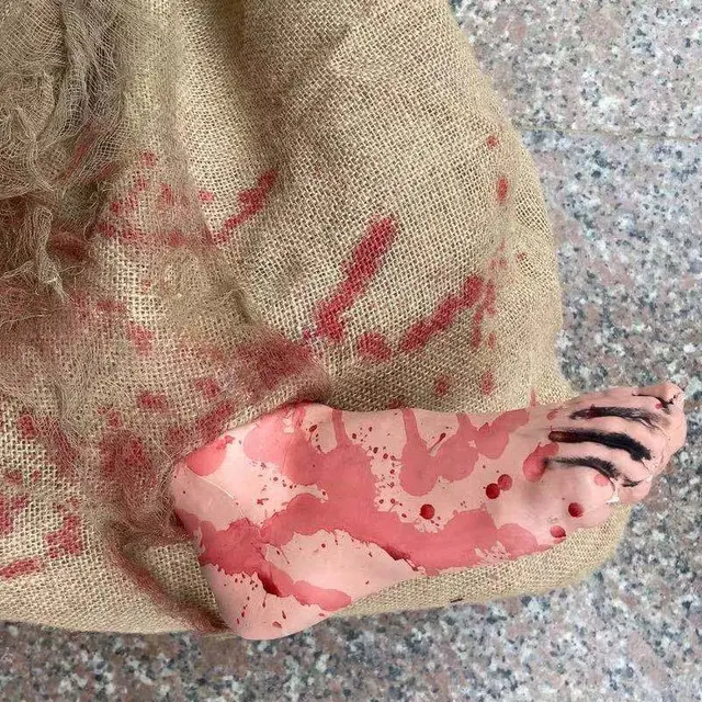 Halloween Decoration Jute Bag Corpse Bloody Broken Leg Electric Sound Toys Scary Prank Props Haunted House Party Decor Pendant 3