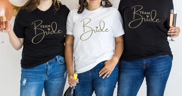 

Женская футболка с надписью «Bride & Team»