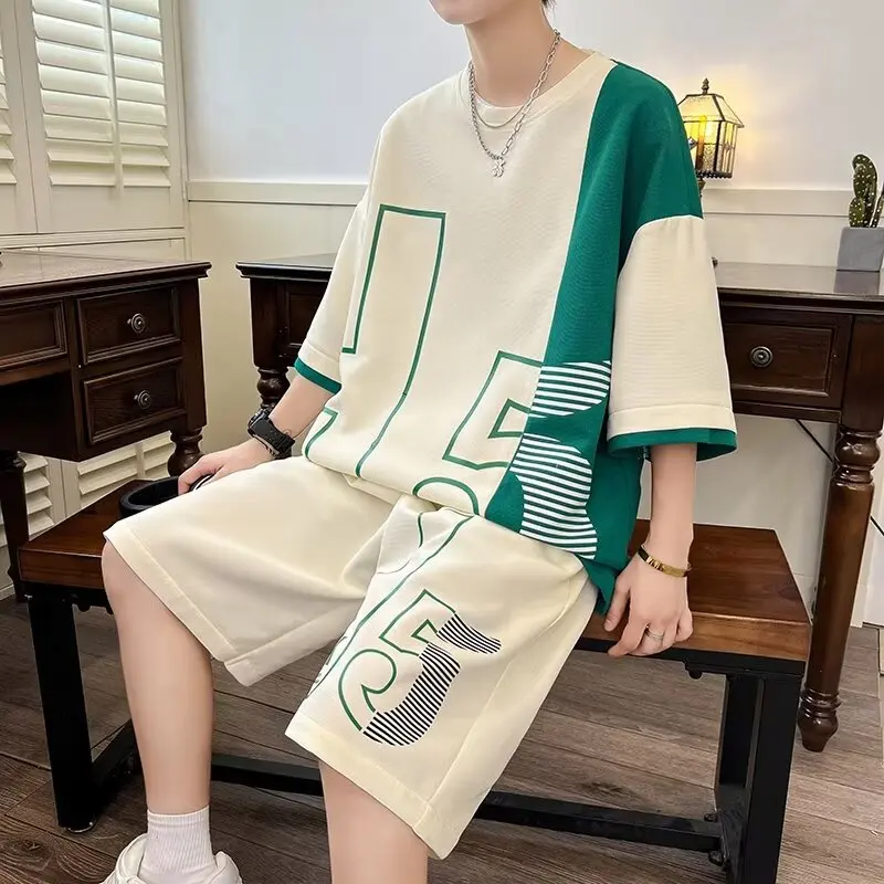 تي شيرت رجالي شورت مكون من قطعتين 2024 بدلة رياضية حمراء كورية من Harajuku ملابس شارع العليا نمط إبداعي بدلة قصيرة للرجال