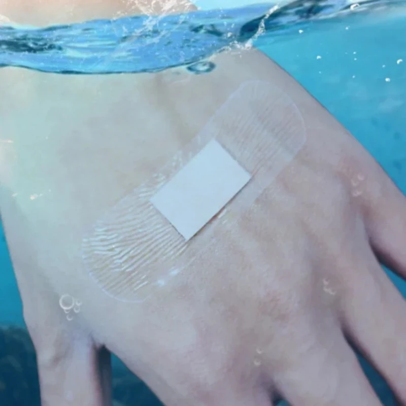 Pansement transparent imperméable appliqué sur un doigt, protège efficacement contre l'eau.