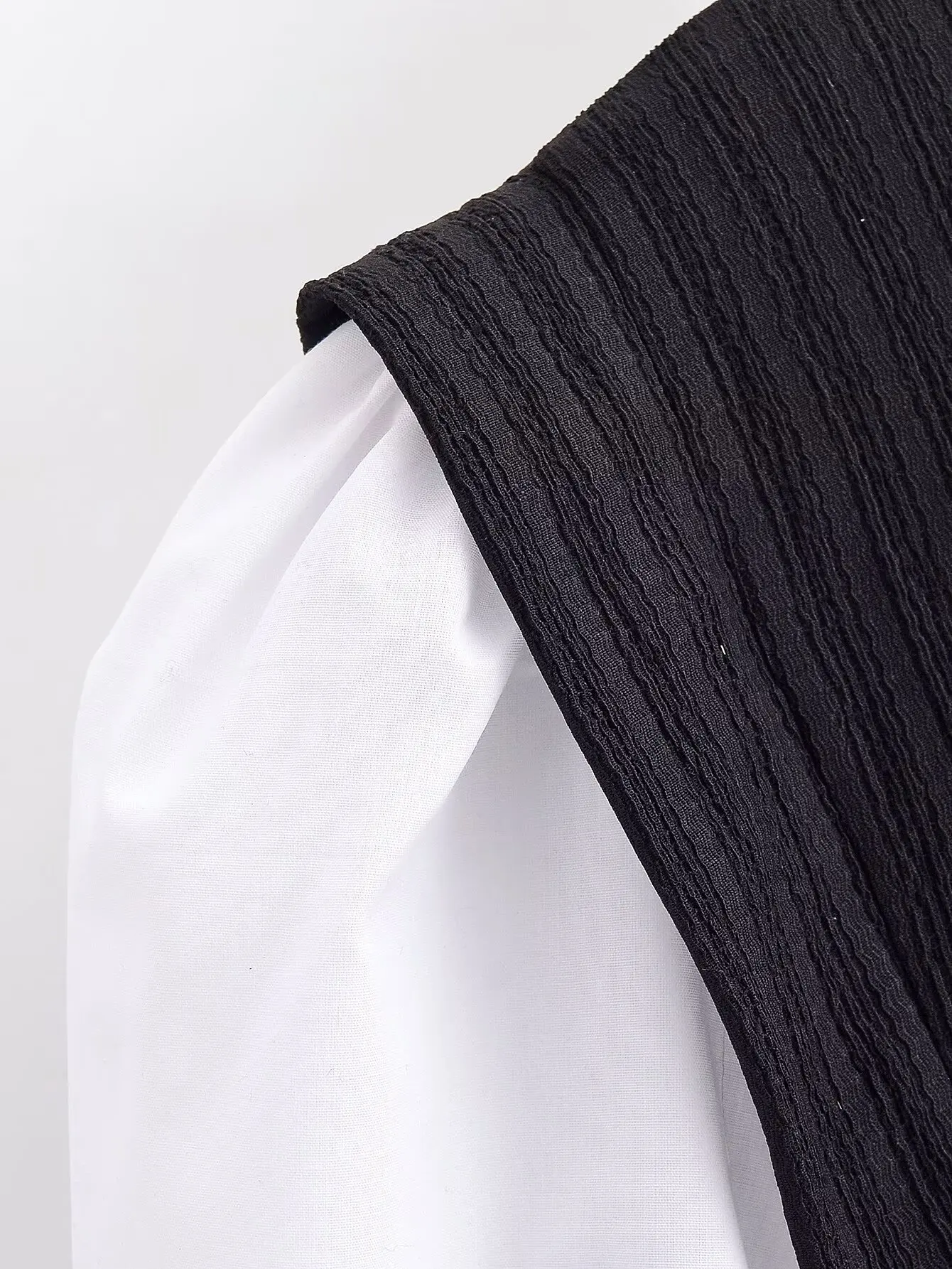 Women's Black White Spliced Fake Two-Piece Tops Spring New Female O-Neck Long Sleeved Pullover T-Shirt Fashion Casual Lady Tops