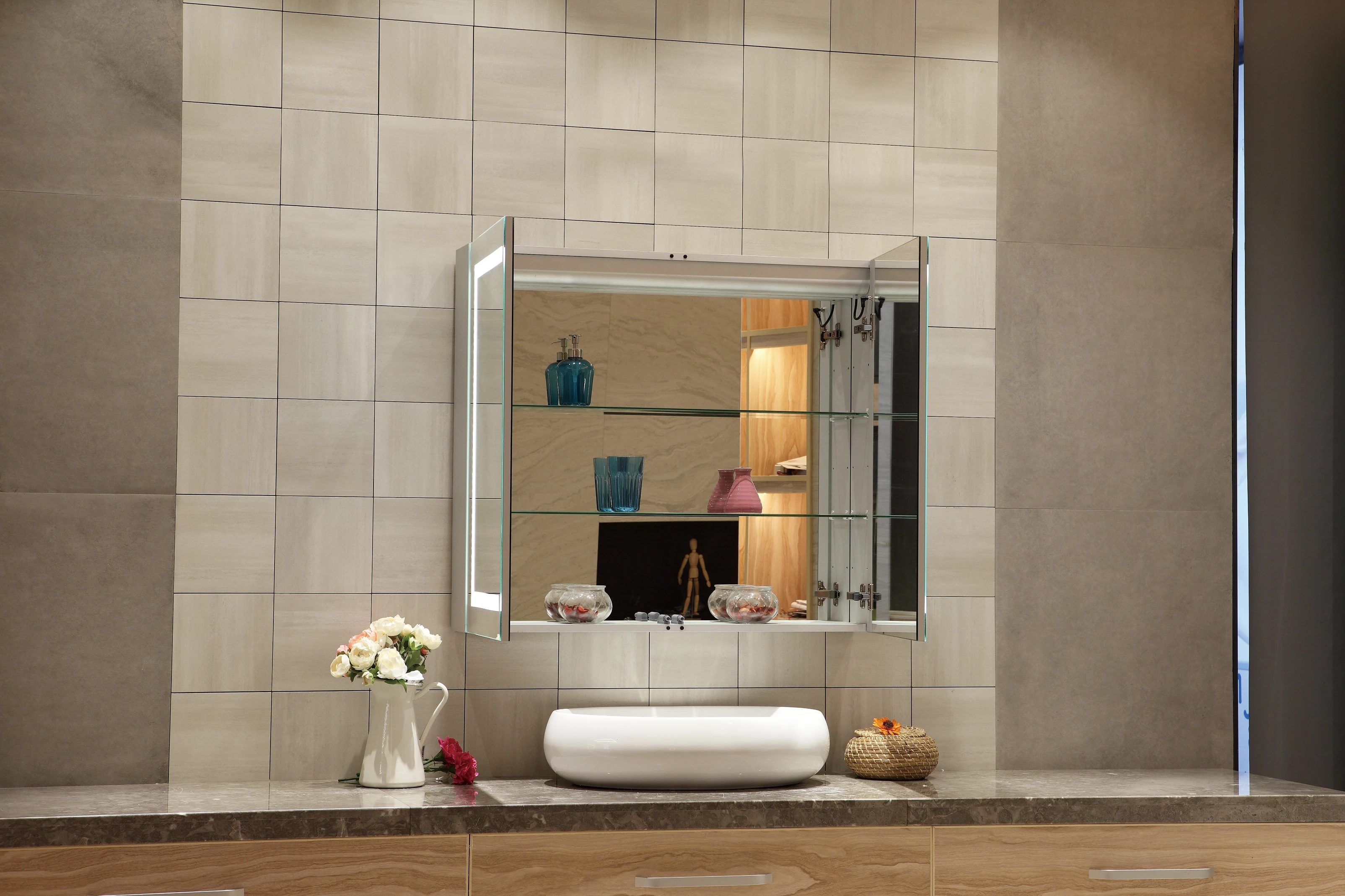 Hot Selling High Quality Modern Bathroom Wall Mounted Rust Resistant Lighted Mirror Cabinet