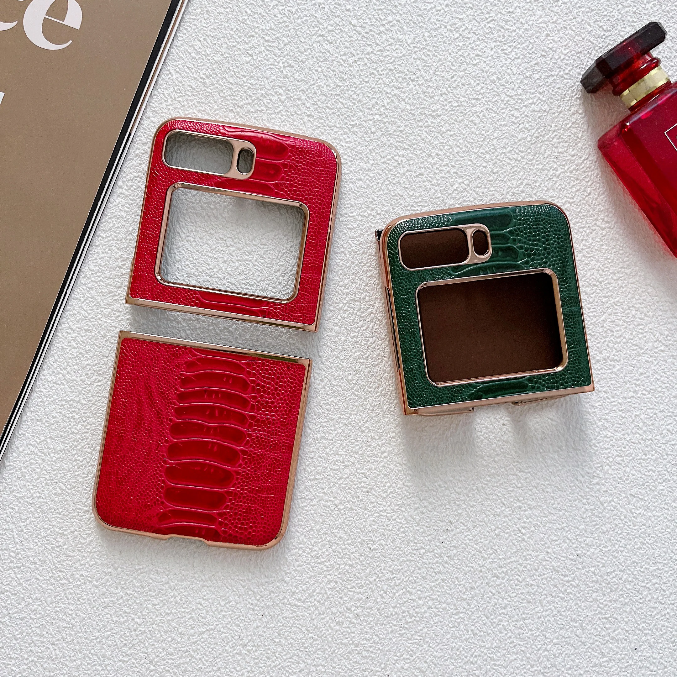 Retro Genuine Cowhide Leather Phone Case for MOTOROLA MOTO RAZR 2022 Vintage Classic Ostrich Foot Texture Glossy Armor Cover