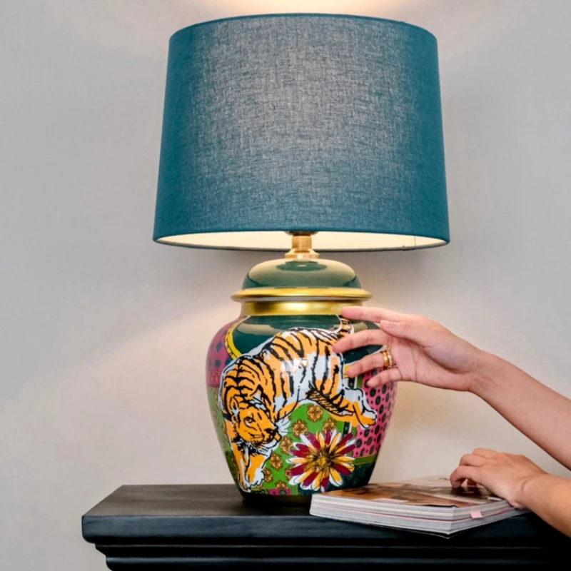 

Классическая подглянцевая фарфоровая лампа Ричард, цветная льняная прикроватная лампа для крыльца