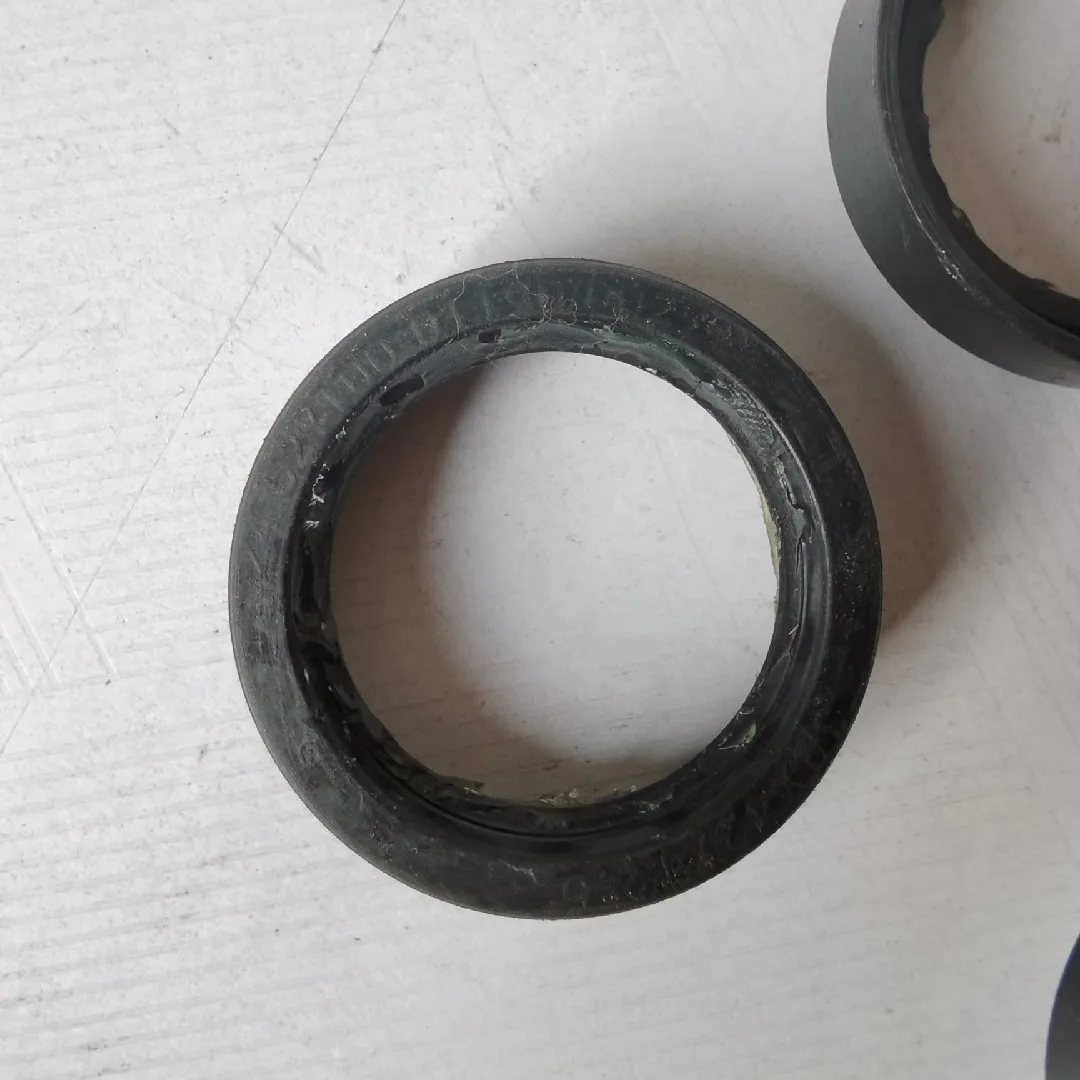 Dongfeng Dolika Furika S2500 S2600 S2800 S300 rear half shaft oil seal  32*42*12.5