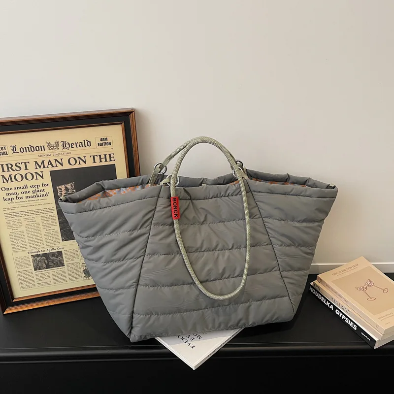 Fashionable Minimalist Cotton Tote Bag - Lightweight and Versatile for Outdoor Commute and Travel