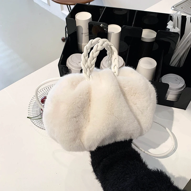 Borsa A Tracolla In Peluche Morbido A Forma Di Fiore – Pochette Ascellare In Finta Pelliccia Con Cerniera. Accessorio Donna In Nero E Bianco Per L'inverno, Perfetta Per Uscire O Fare Shopping.