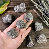 Cristaux de Yooperlite non raffinés, Pierre brute de Yooperlite, Pierres naturelles flamboyantes, Syénite avec Sodalite fluorescente 3