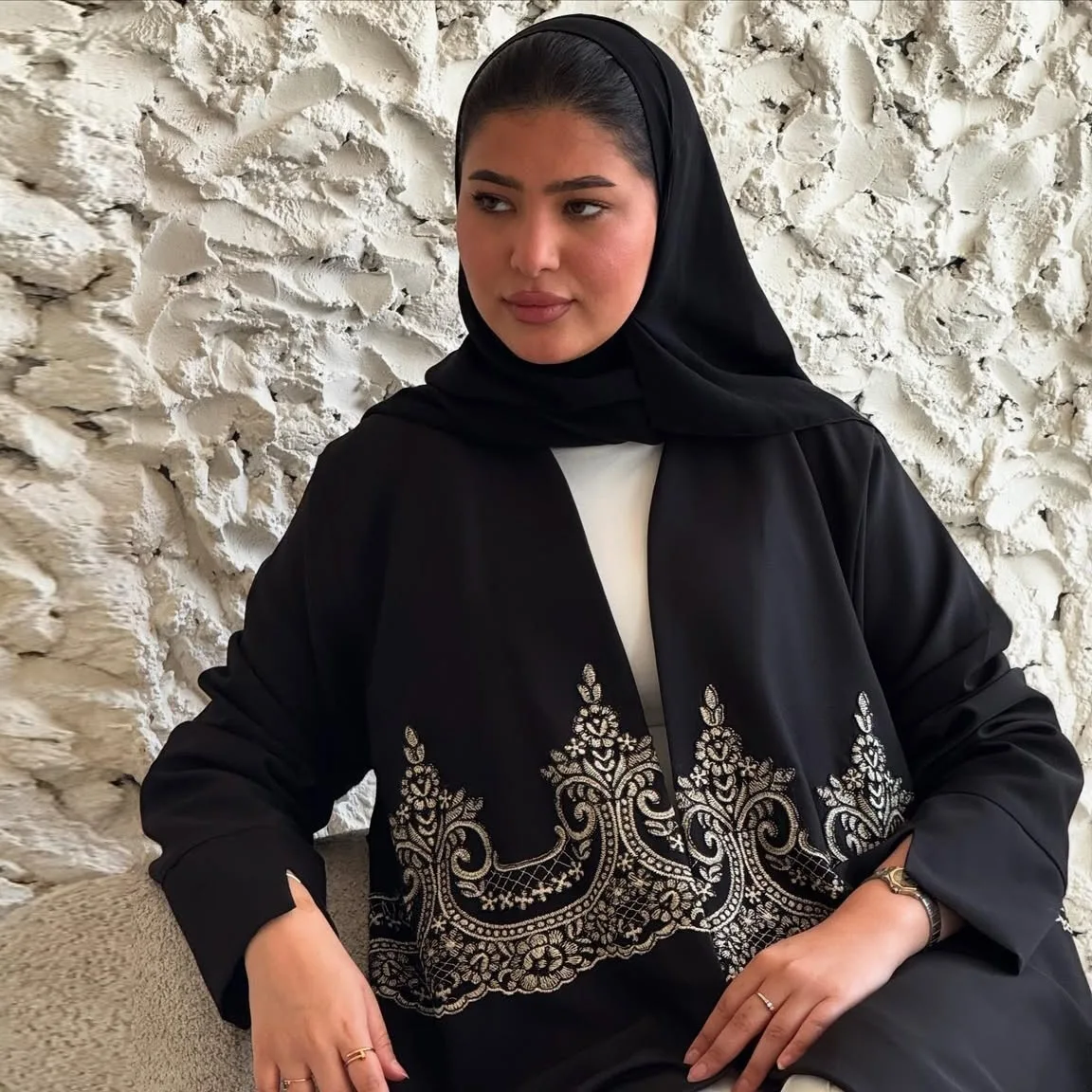 عباية حرير مطرزة نقوش عربية