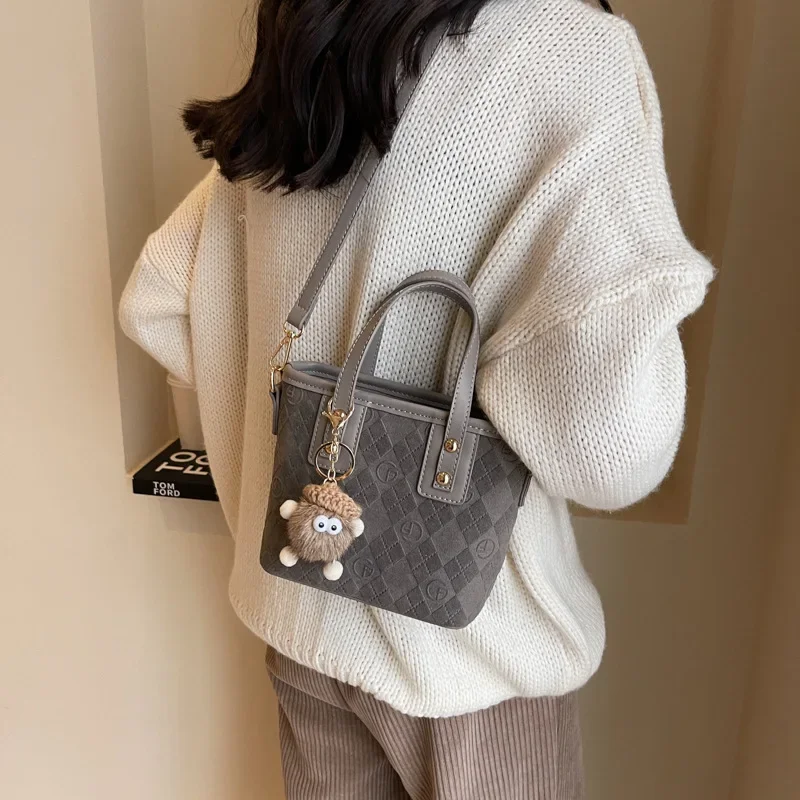 Fashionable All-Match Portable Bucket for Women 2024 New Retro High-Grade Shoulder Leisure Commute Messenger Bag