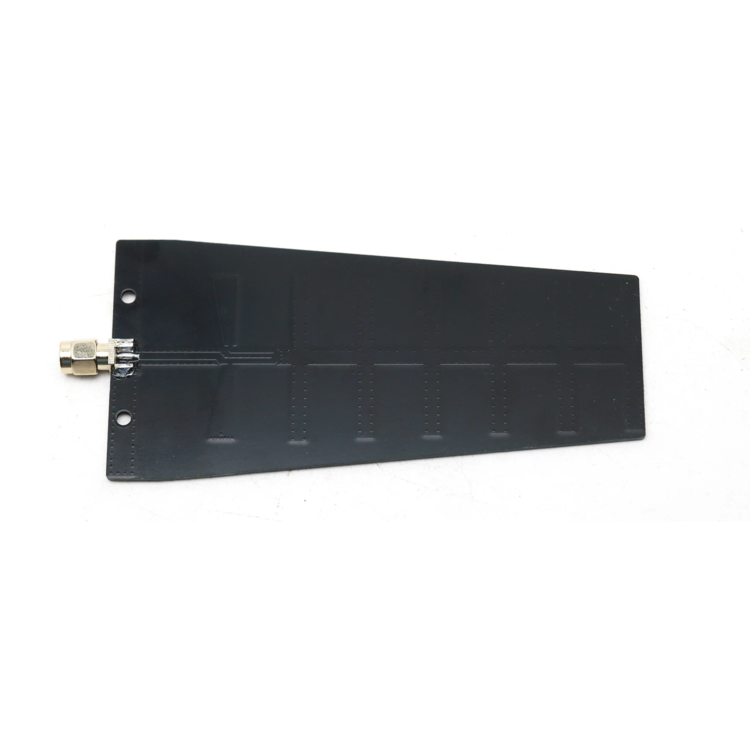 Antenne directionnelle 2 en 1 fixée sur un routeur WiFi, avec le connecteur SMA mâle branché, vue d'ensemble.