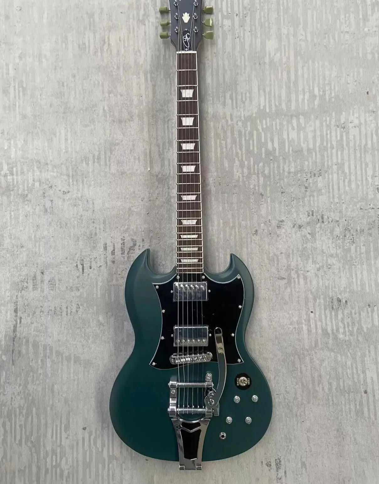 

Электрическая гитара, с логотипом Gib $, сделано в Китае, S ~ G матовая, корпус из красного дерева, на открытом воздухе, на заказ,