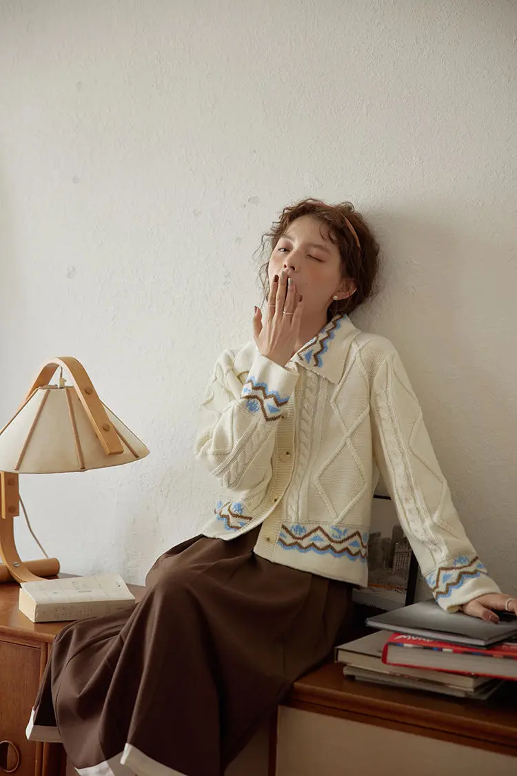 

Formal DressesFrench Vintage White Knitted Wool Cardigan Women 2024 Winter New Senior Sense Lapel Loose Sweater Coat