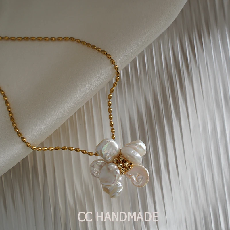 Handmade Natural Pearl Big Petal Necklace Clavicle Chain French Retro Women's Color-Retaining Titanium Steel Gold Plated