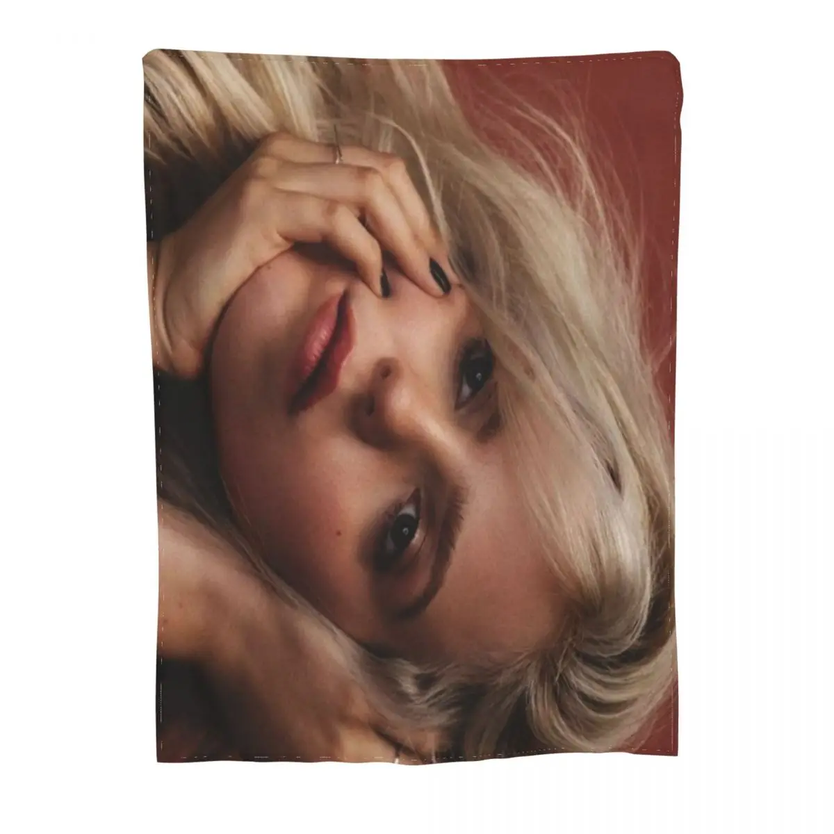 Renee Rapp ��Ʈ�� ����Ʈ ����ũ�� �ø��� ���