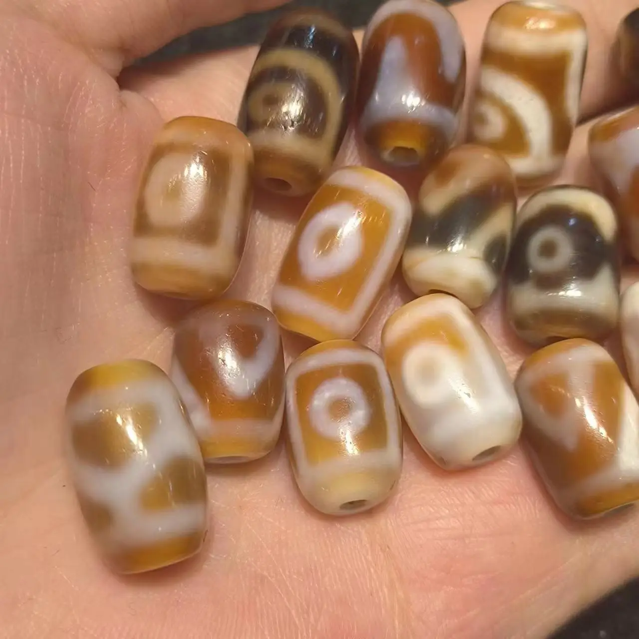 

1pcs/lot Natural multi-pattern old agate dzi red Weathering lines White core holes Rare breeds Accessories jewelry rare taki diy