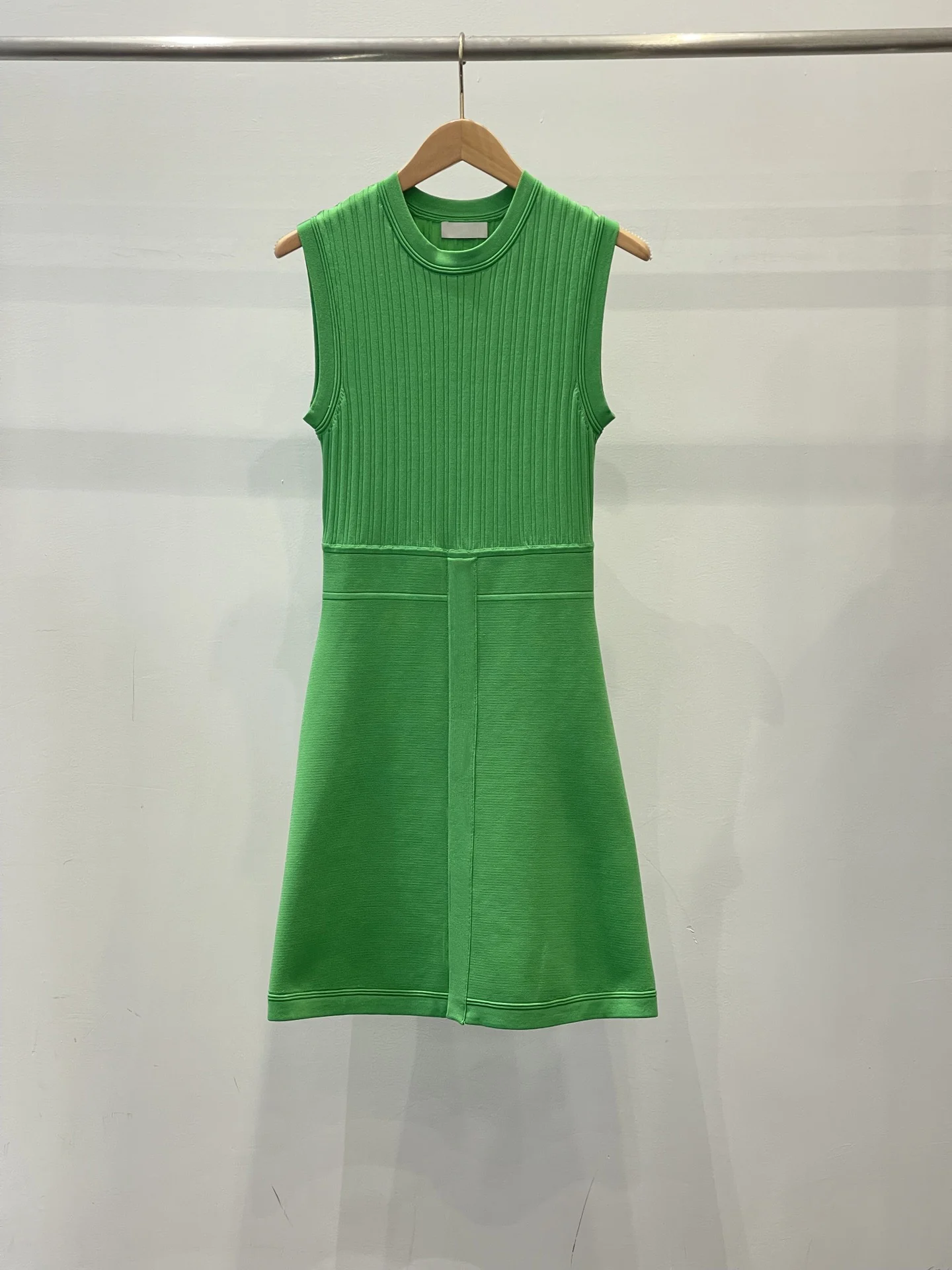 

Spring and summer new women's sleeveless A-line version knitted dress, slim version of the high waist show thin
