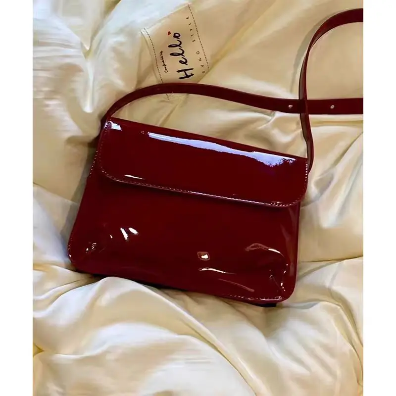 

Hong Kong style retro underarm bag for women in autumn and winter, new red patent leather handhe small square