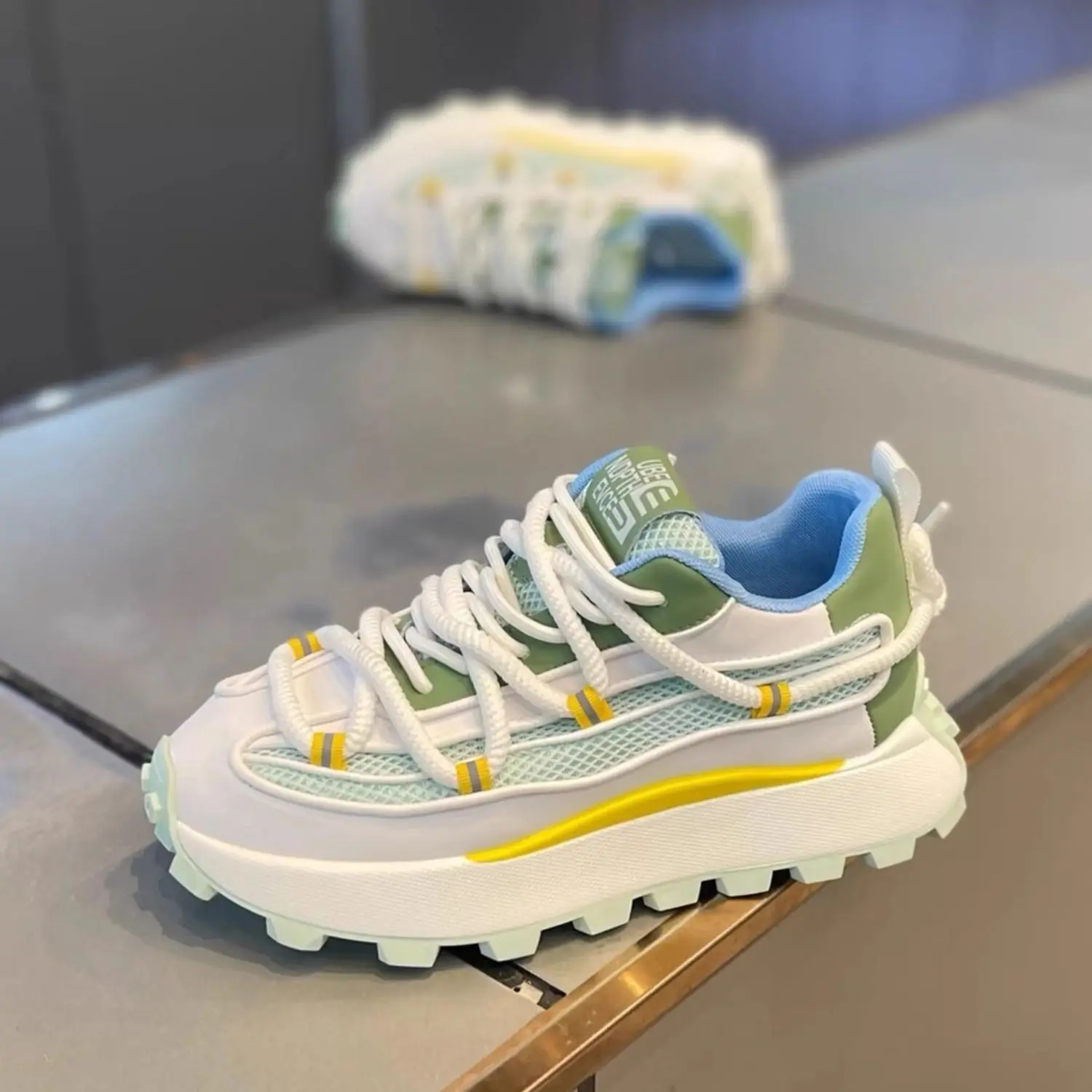 Mesh breathable dad shoes 2024 latest versatile casual sports shoes with thick soles and elevated height for men's running shoes 2