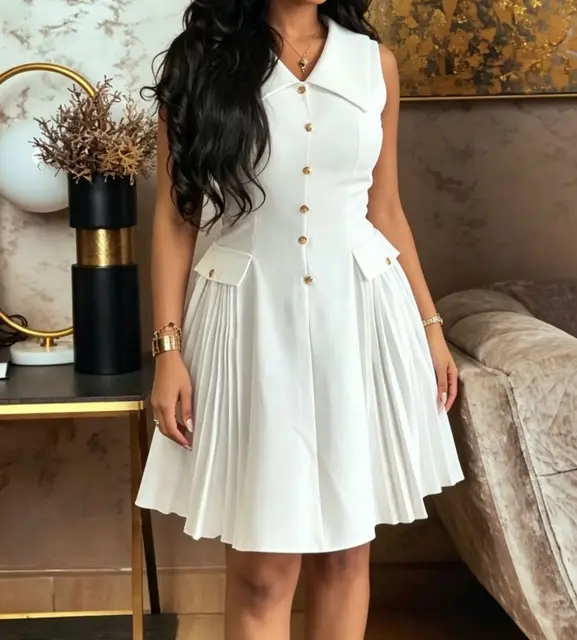 Robe de travail élégante pour femmes, col à boutons dorés, sans manches, coupe ample, style plissé.