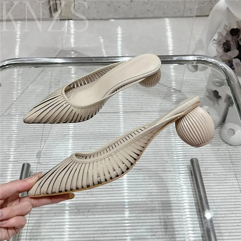 

Summer New Pointed Toe Fashion Patent Leather Round Heels Slippers Women Narrow Band Hollow Slides Weaves Shallow Mouth Shoes
