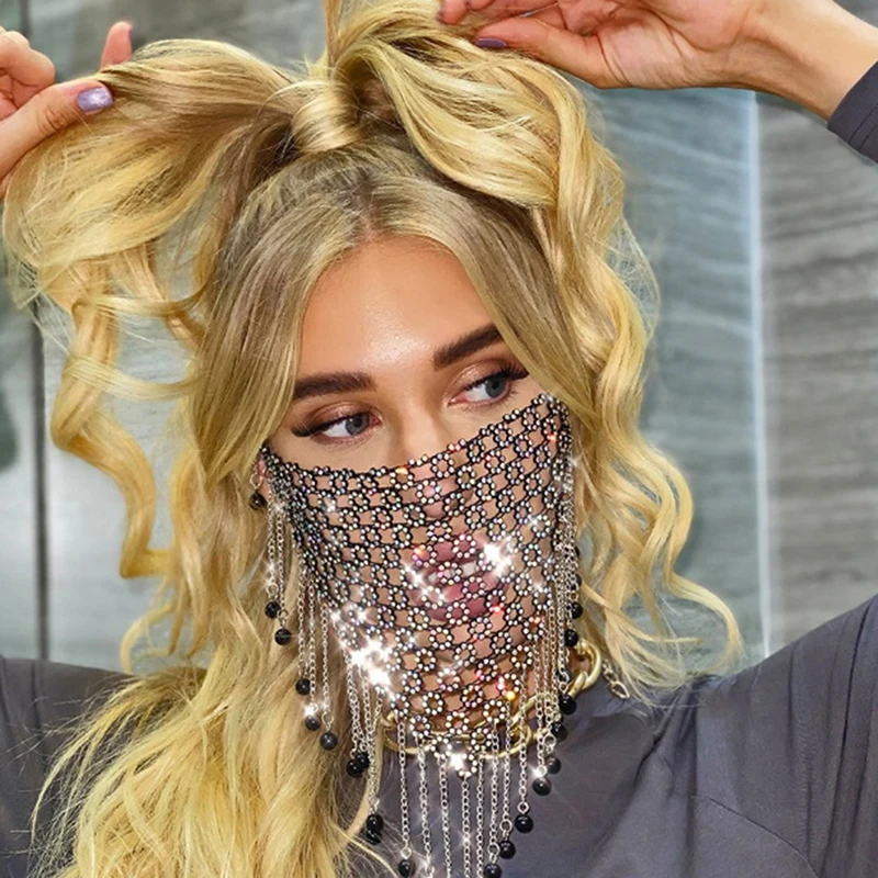 Masque réutilisable en tissu beige plié, mettant en avant la texture du tissu lavable.
