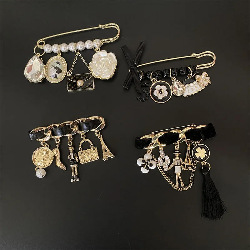 Spilla Da Donna Nappa Cc Per Donna Spille Di Perle Di Camelia Accessori Di Abbigliamento Firmati Di Lusso