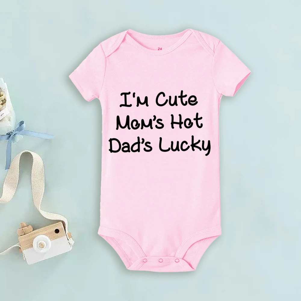 

I'M CUTE MOM'S HOT DAD'S LUCKY Letter Print Babys Bodysuit Short Sleeve Infant Romper Casual Comfort Jumpsuit Summer Clothes