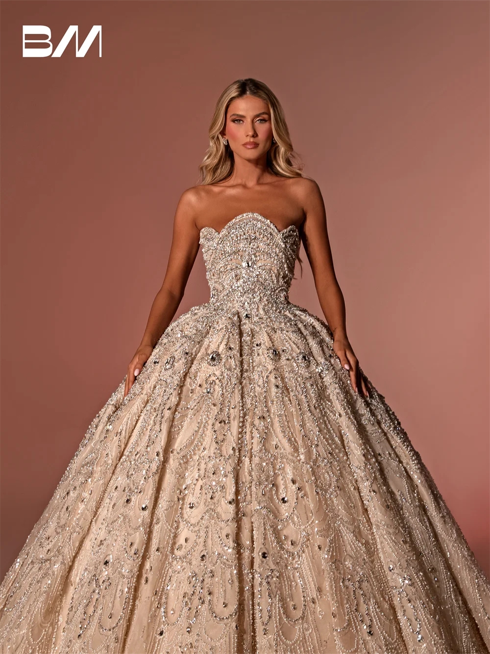 Рисунок 3 - Свадебное платье принцессы без бретелек с украшениями