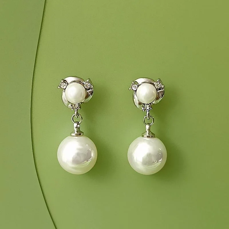 

High-end pearl earrings, women's ear clips, no ear piercings, long stud moist temperament, net celebrities, versatile niche