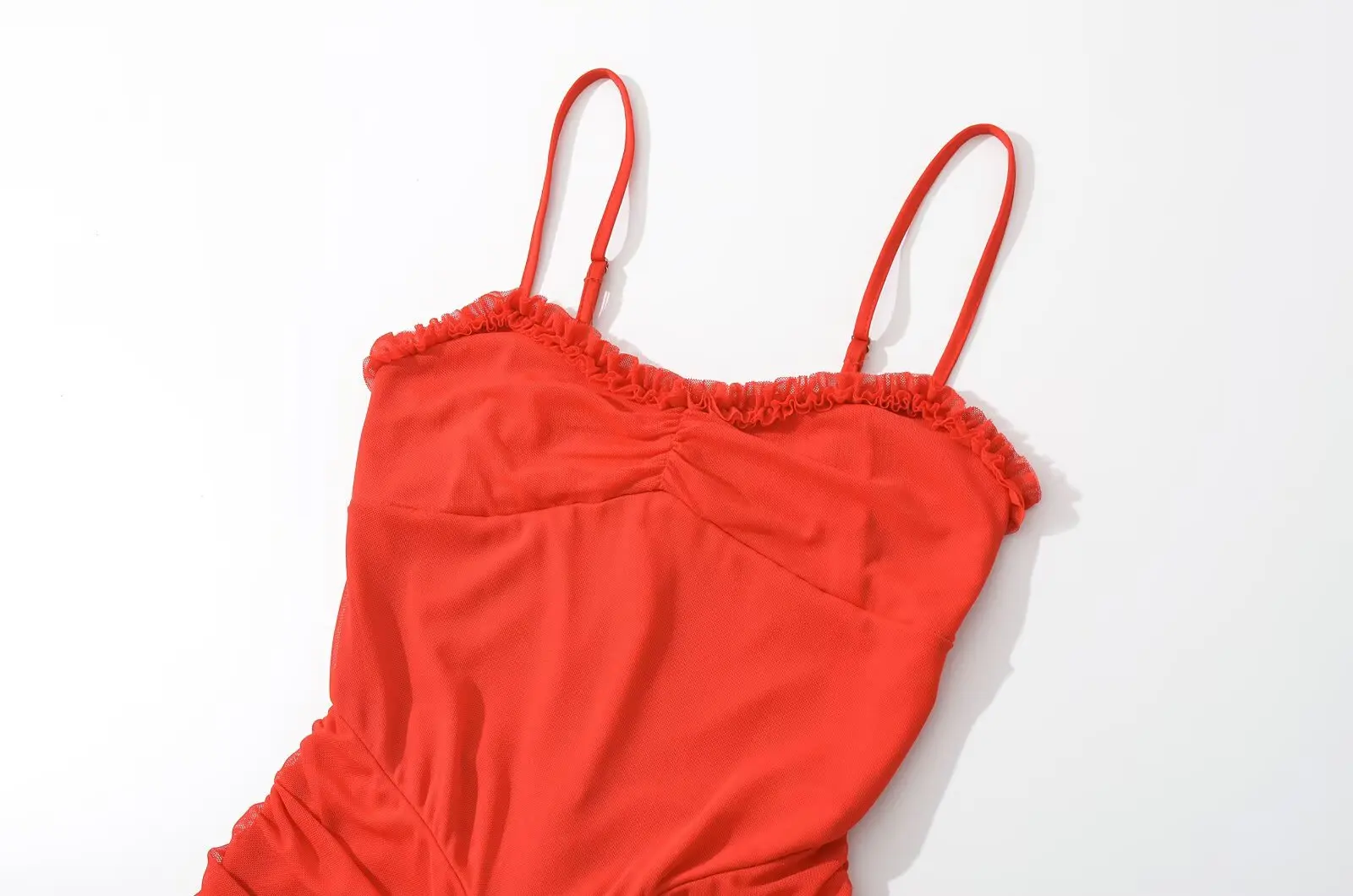 2025 Sexy Holzohren V-Ausschnitt Mesh Sling Kleid Frauen geraffte schlanke Taille Paket Hüften Rüschen unregelmäßige Schwalbenschwanz Kleider Party Robe – Detail 13