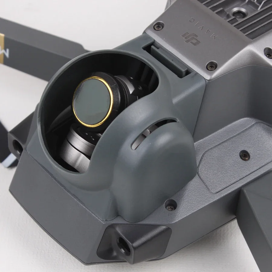 Gros plan sur le pare-soleil anti-éblouissement pour DJI Mavic Pro, montrant son ajustement précis sur l'objectif.