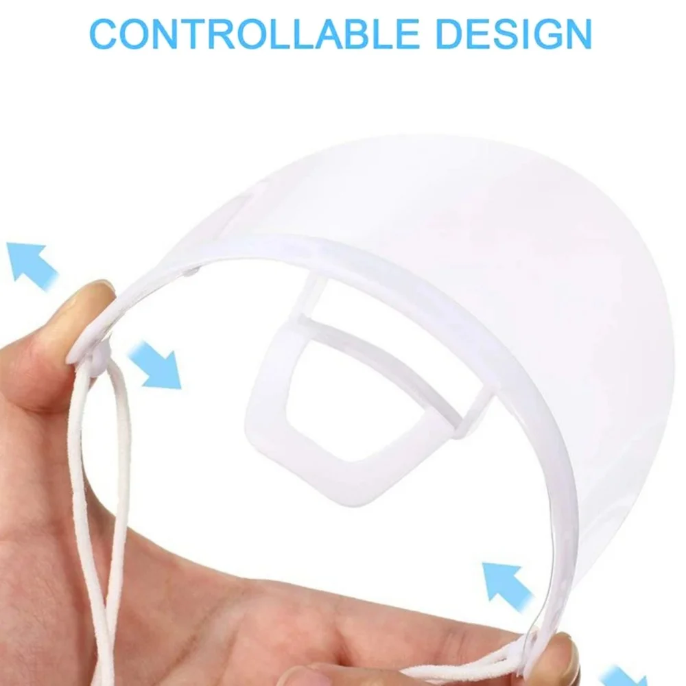 Gros plan sur un bouclier facial anti-buée transparent montrant la mousse de protection frontale et l'élastique de fixation, détail de fabrication.