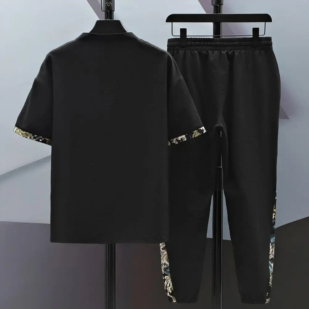 Рисунок 2 - Костюм мужской из футболки и брюк