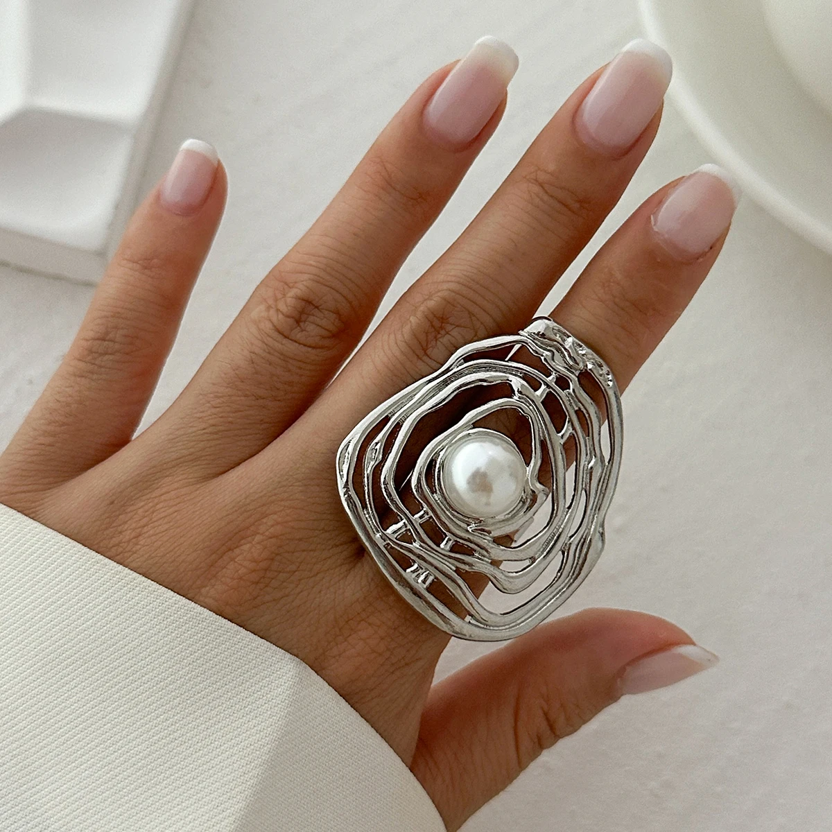 Ingemark Creative Hollow Wrapped Inlaid Imitation Pearls Rings Women Fashion Statement Vintage Geometric Couple Ring Wed Jewelry