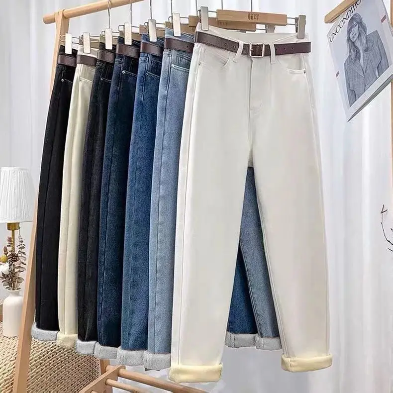 Warme, hoch taillierte Dad-Jeans aus Samt für Damen im Herbst- und Winter-Look. Schlanke, lockere, dicke und weite Beinhosen mit Karotten-Chic – Detail 12