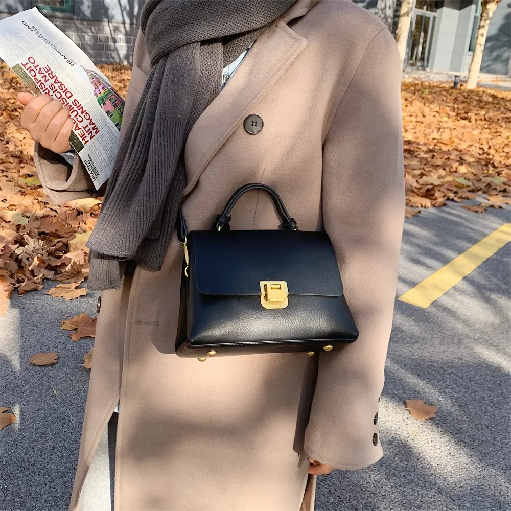 Retro-Handtaschen für Damen 2023, neue Designer-Umhängetasche, Klappenform, reine Farbe, Schulter-Umhängetaschen mit goldener Haspe_voghion.com