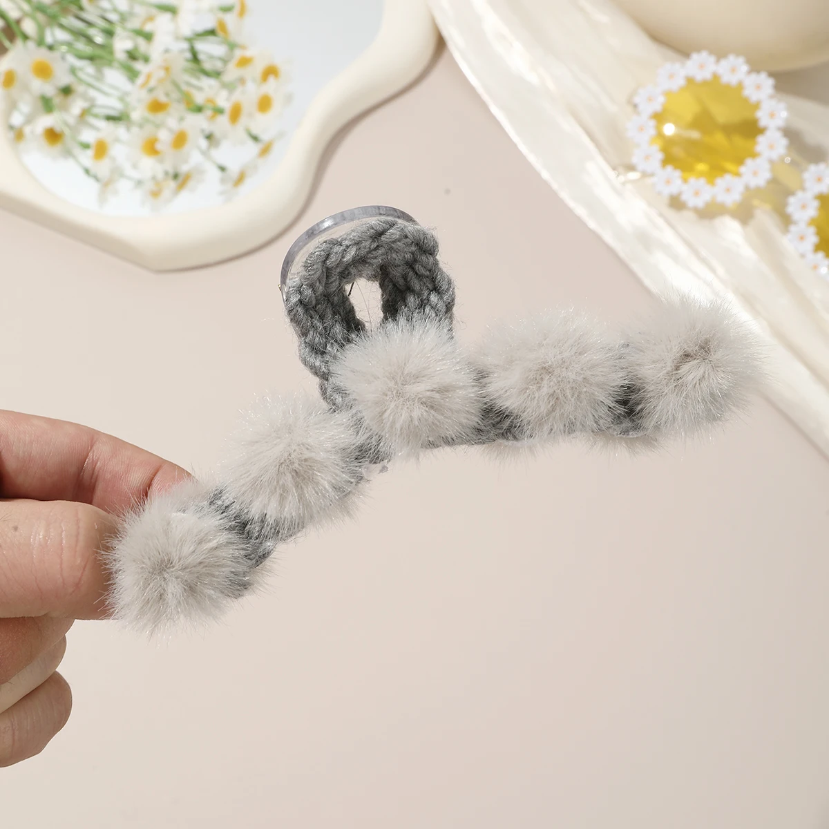 1pc Plush Ball Hair Claw Womens Girl Elegant Hairpins Shark Clips Crab Makeup Hair Styling Barrettes Fashion Hair Accessories