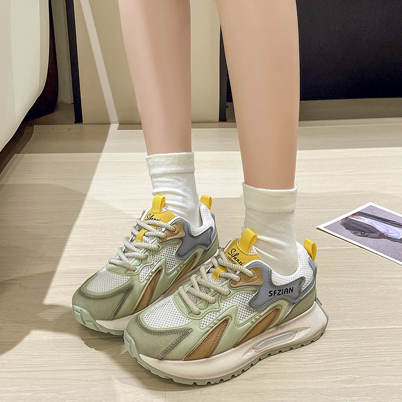 Рисунок 2 - Женские кроссовки с вырезами