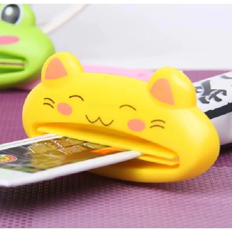 1pcs Creative Cute Cartoon Plastic Easy Toothpaste Tube Dispenser Squeezer Rolling Holder Squeeze Paste Bathroom Supplies
