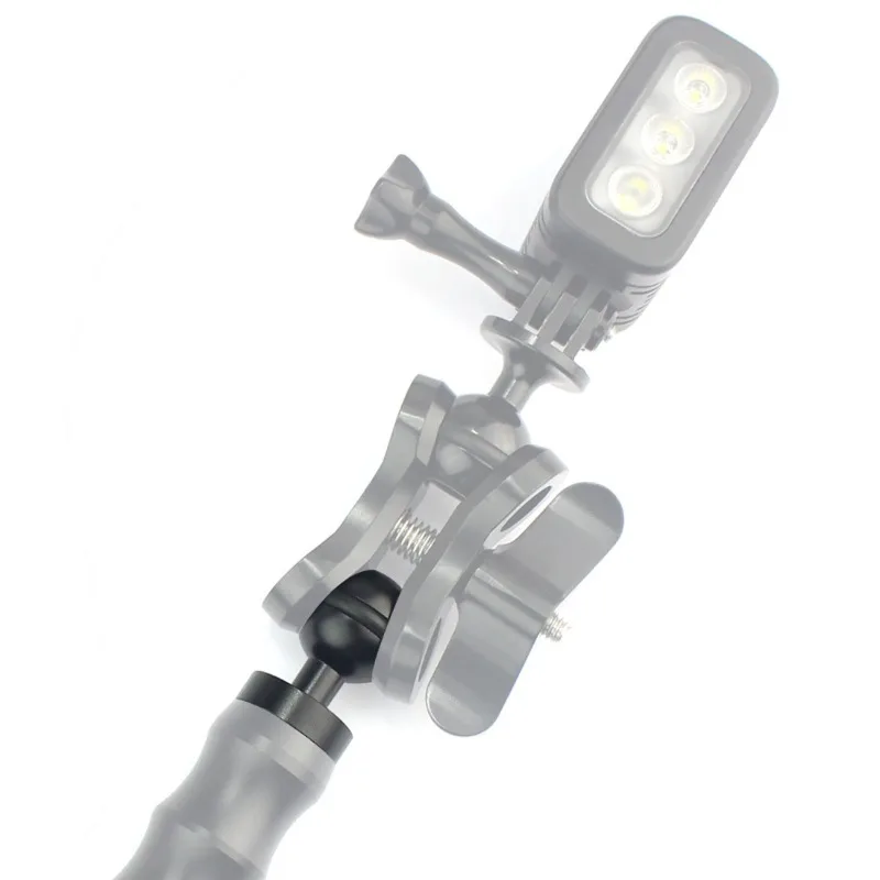 Vue d'ensemble du kit accessoires GoPro: adaptateurs, clips et vis M5 pour action cam, organisés dans leur boîte.