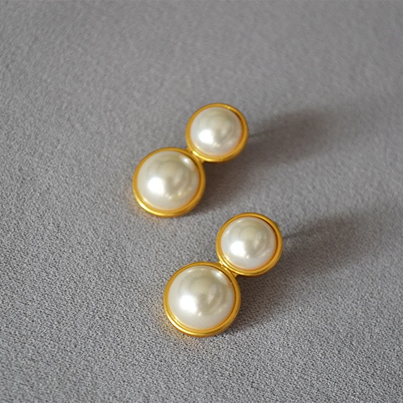 

Atmosphere and Fashion Hepburn Style Brass Plated Gold Inlaid Half Piece Pearl 925 Silver Needle Earrings Female