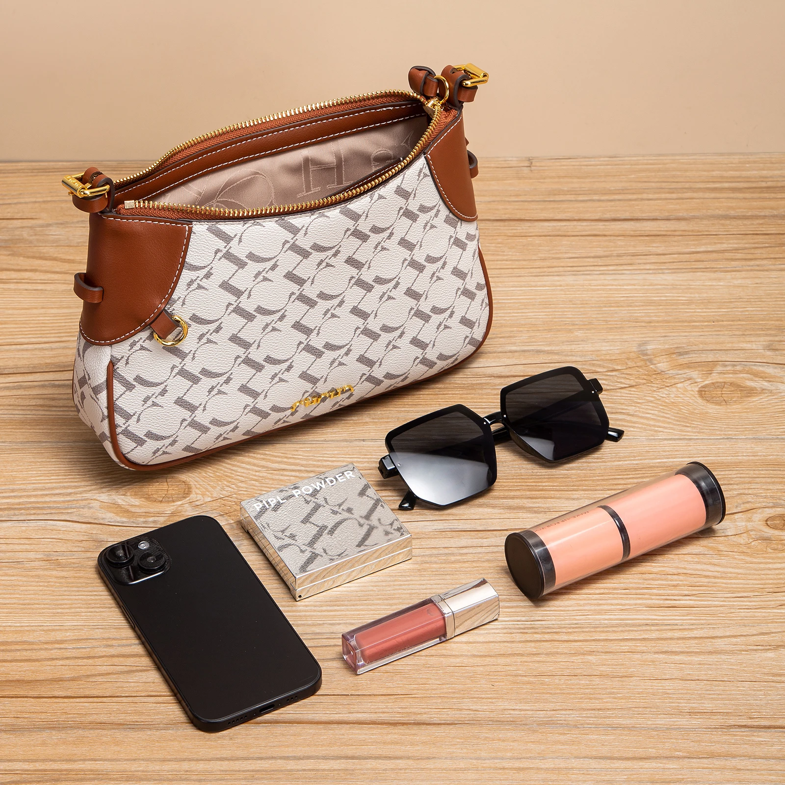 حقيبة كتف نسائية من CHCH لصيف 2025، تتميز بتصميم ه...