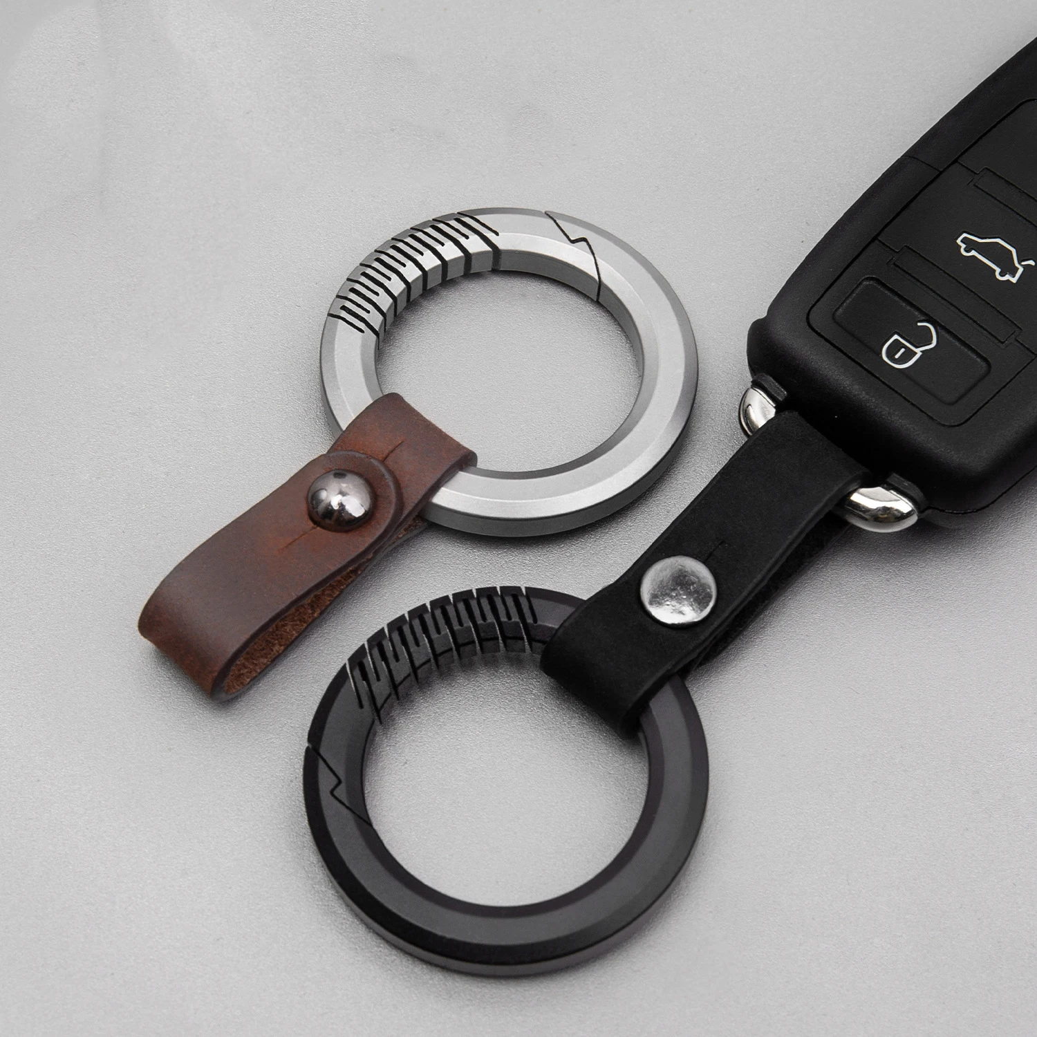 Titanium Alloy Metal Men's Key Chain Light welterweight Waist Hanging Mad Cowhide Car keychain key Ring Universal Key Pendant