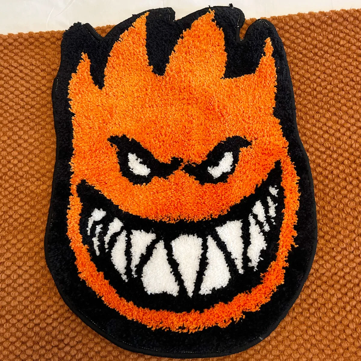 Spitfire Bighead Flame Tufted Rug, cooler, skate-freundlicher Teppich in Monster-Gesichtsform, weiche, flauschige, rutschfeste Bodenmatte für Schlafzimmer und Studentenwohnheim