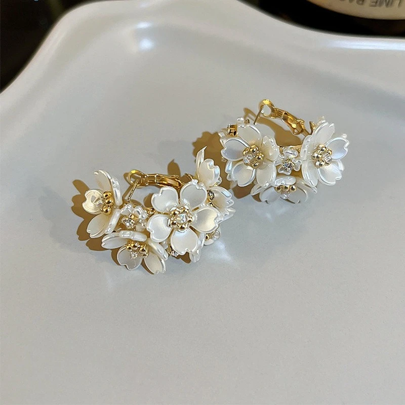 New Exquisite White Crystal Flower Earrings with Rhinestones for Women Personalized Daily Accessory Party Jewelry Birthday Gifts